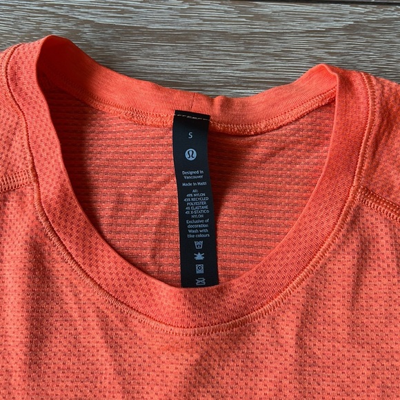 Lululemon Metal Vent Tech Short Sleeve Shirt 2.0 in Warm Coral/ Highlight Orange - Picture 12 of 13